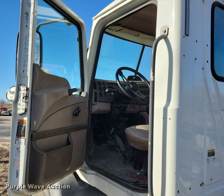 image for item NB9808 2006 Mack Vision semi truck