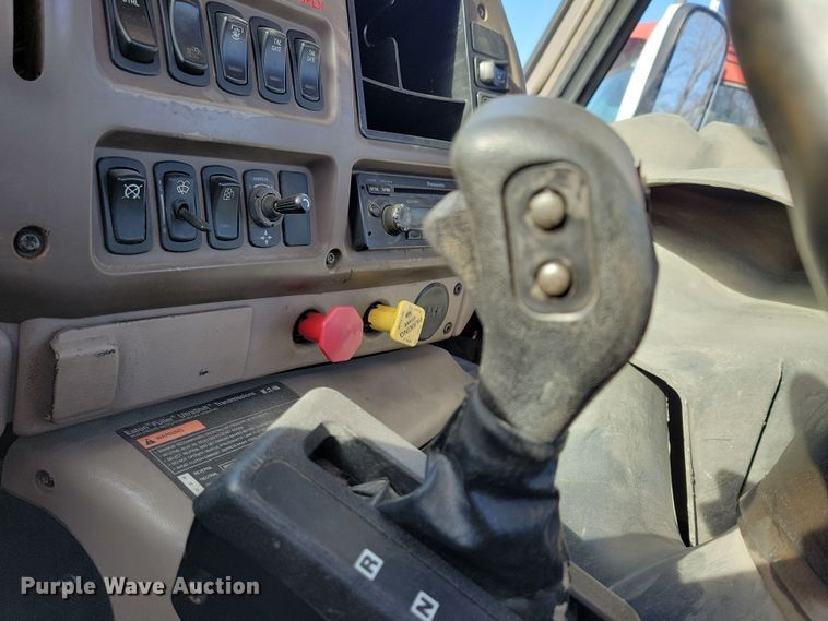 image for item NB9808 2006 Mack Vision semi truck