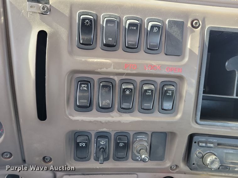 image for item NB9808 2006 Mack Vision semi truck