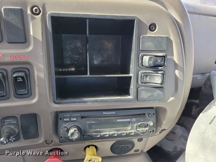 image for item NB9808 2006 Mack Vision semi truck