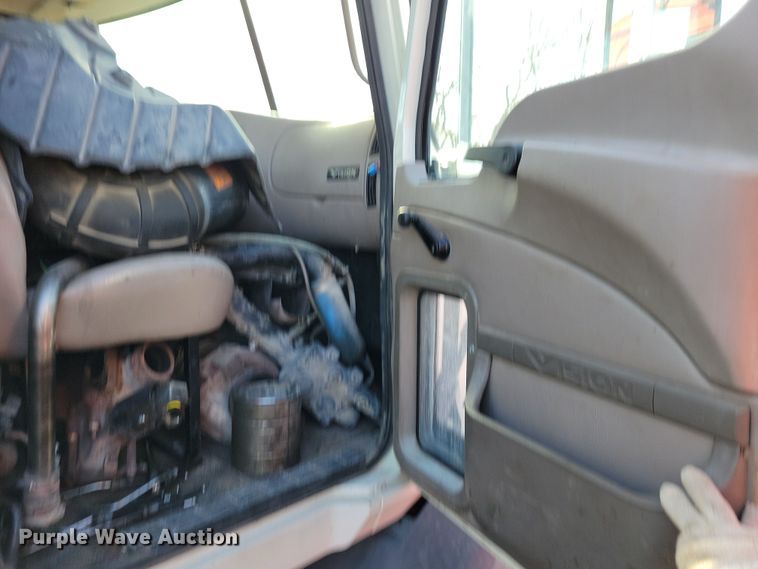 image for item NB9808 2006 Mack Vision semi truck