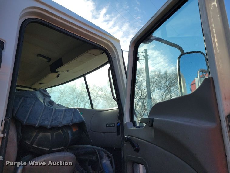 image for item NB9808 2006 Mack Vision semi truck