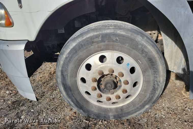 image for item NB9808 2006 Mack Vision semi truck