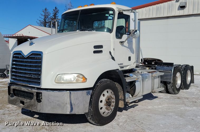 image for item NB9835 2016 Mack CXU613 semi truck