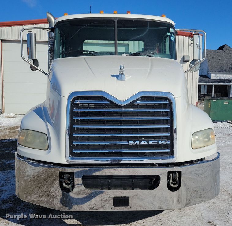 image for item NB9835 2016 Mack CXU613 semi truck