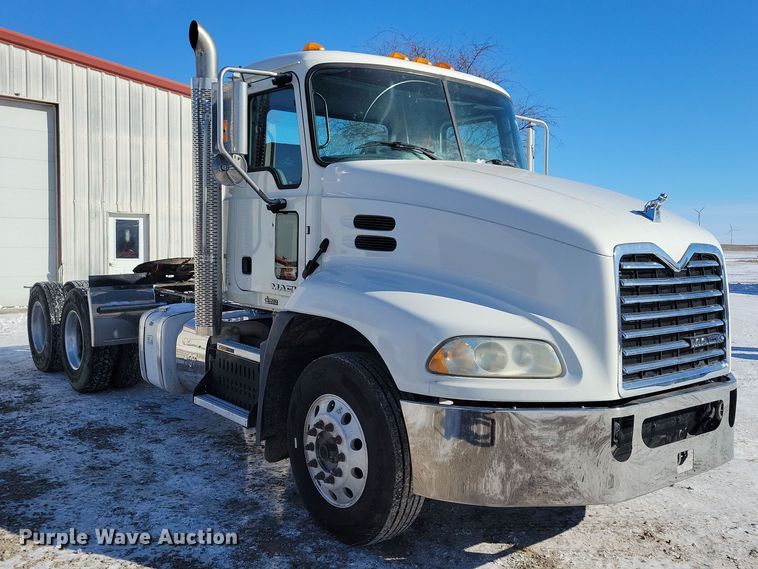 image for item NB9835 2016 Mack CXU613 semi truck