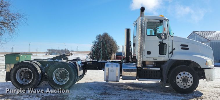 image for item NB9835 2016 Mack CXU613 semi truck