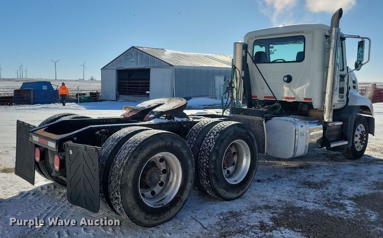 image for item NB9835 2016 Mack CXU613 semi truck