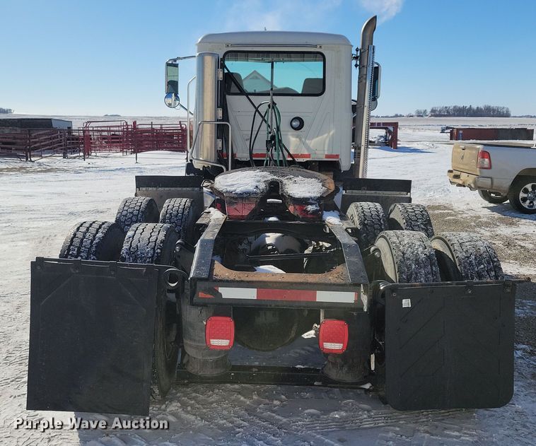 image for item NB9835 2016 Mack CXU613 semi truck