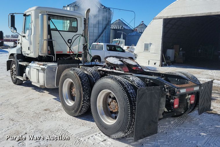 image for item NB9835 2016 Mack CXU613 semi truck