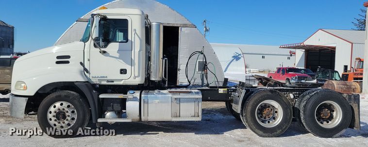 image for item NB9835 2016 Mack CXU613 semi truck