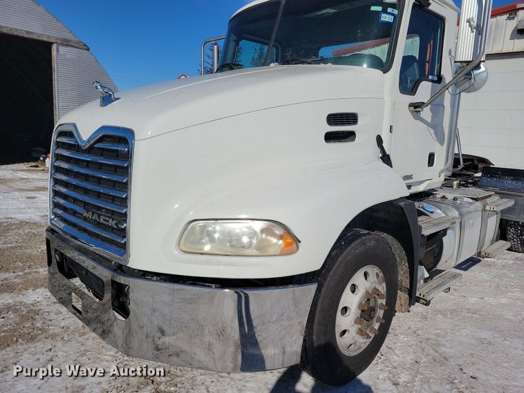 image for item NB9835 2016 Mack CXU613 semi truck
