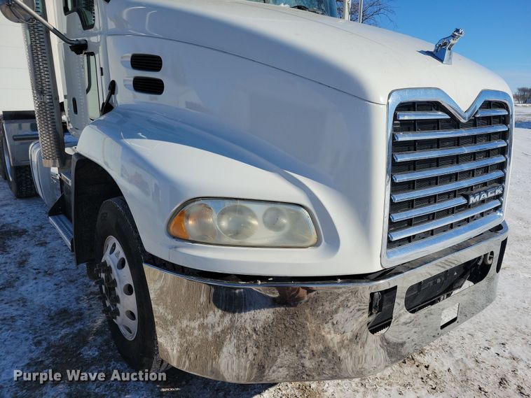 image for item NB9835 2016 Mack CXU613 semi truck