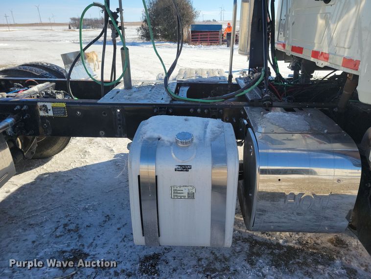 image for item NB9835 2016 Mack CXU613 semi truck