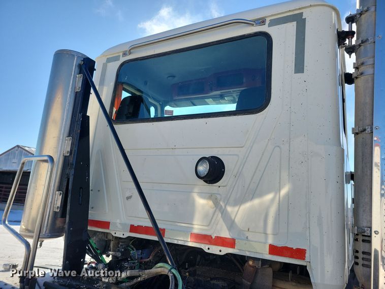 image for item NB9835 2016 Mack CXU613 semi truck