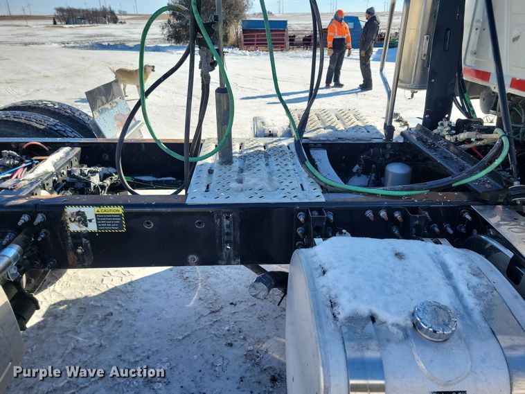 image for item NB9835 2016 Mack CXU613 semi truck