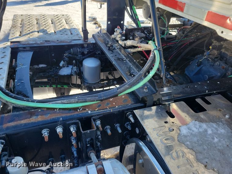 image for item NB9835 2016 Mack CXU613 semi truck