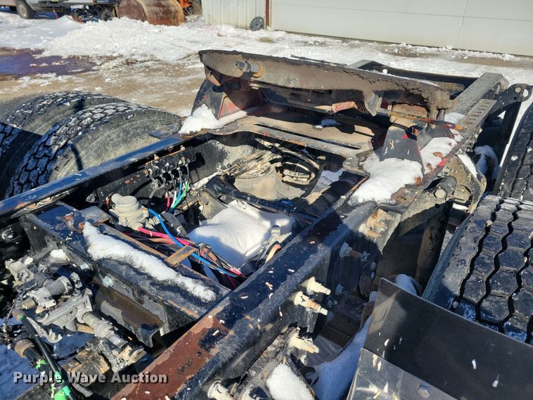 image for item NB9835 2016 Mack CXU613 semi truck