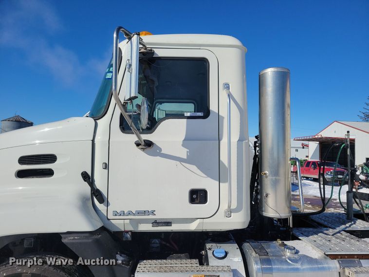 image for item NB9835 2016 Mack CXU613 semi truck