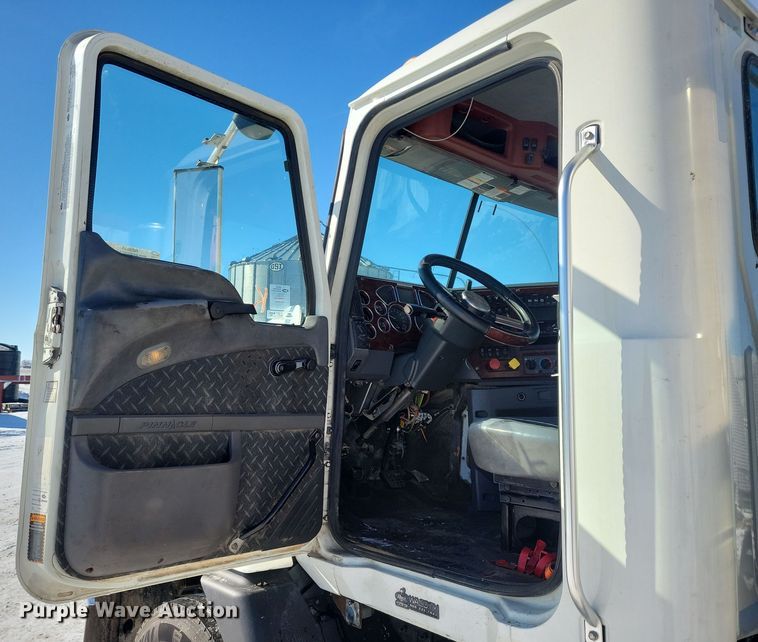 image for item NB9835 2016 Mack CXU613 semi truck