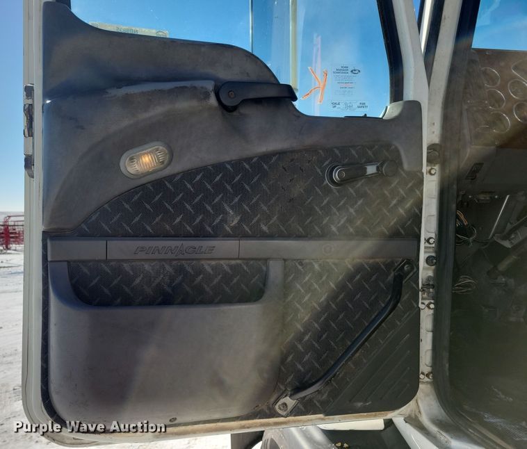 image for item NB9835 2016 Mack CXU613 semi truck