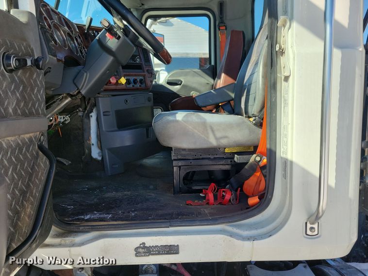 image for item NB9835 2016 Mack CXU613 semi truck