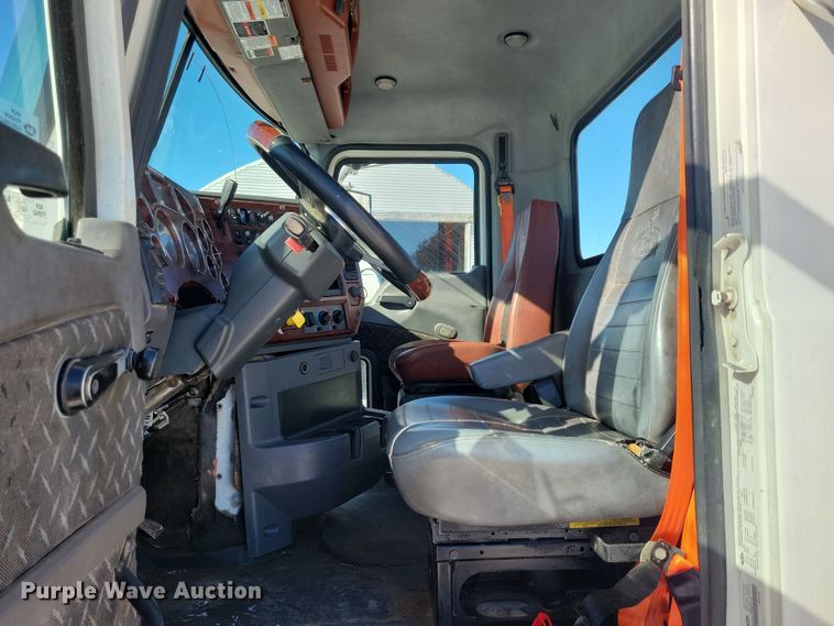 image for item NB9835 2016 Mack CXU613 semi truck