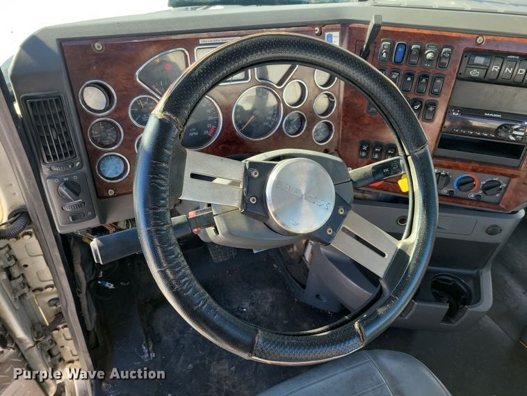 image for item NB9835 2016 Mack CXU613 semi truck