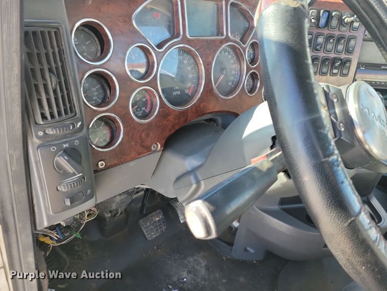 image for item NB9835 2016 Mack CXU613 semi truck