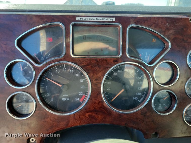 image for item NB9835 2016 Mack CXU613 semi truck