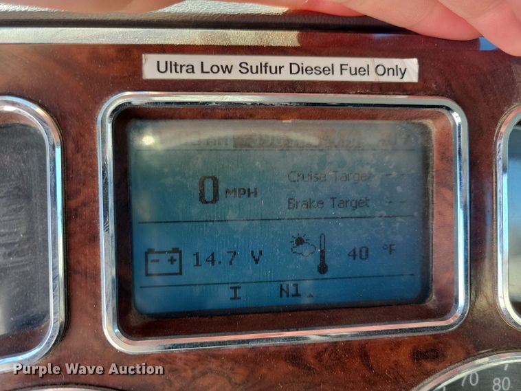 image for item NB9835 2016 Mack CXU613 semi truck