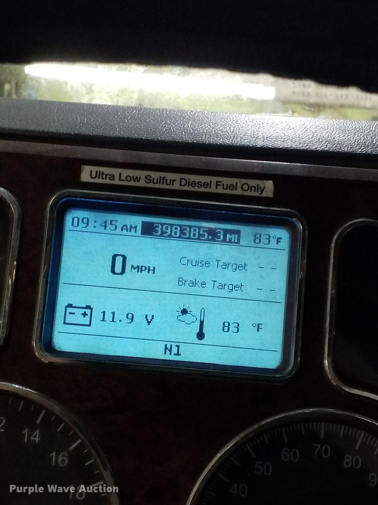 image for item NB9835 2016 Mack CXU613 semi truck