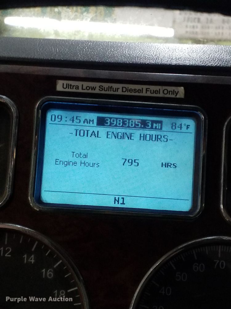 image for item NB9835 2016 Mack CXU613 semi truck