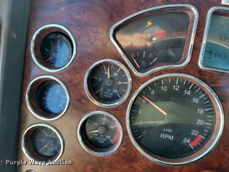 image for item NB9835 2016 Mack CXU613 semi truck