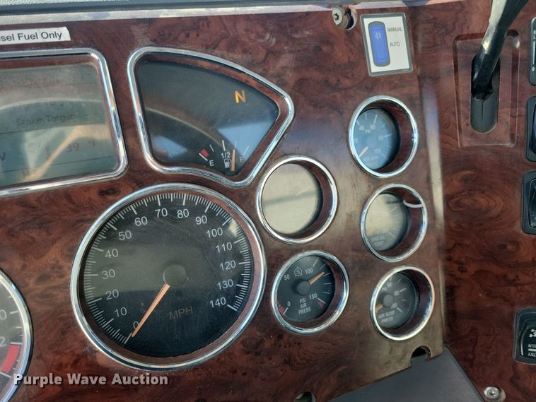 image for item NB9835 2016 Mack CXU613 semi truck