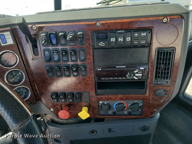 image for item NB9835 2016 Mack CXU613 semi truck