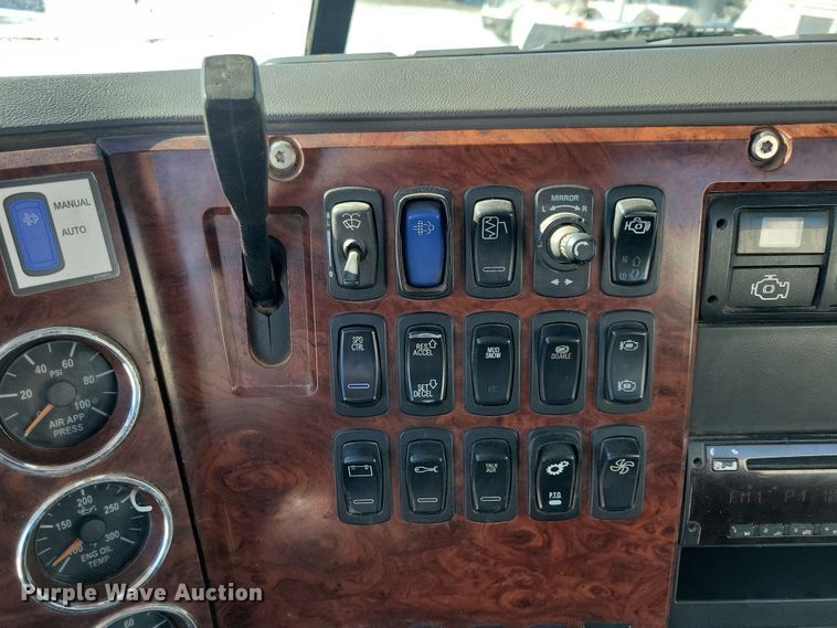 image for item NB9835 2016 Mack CXU613 semi truck