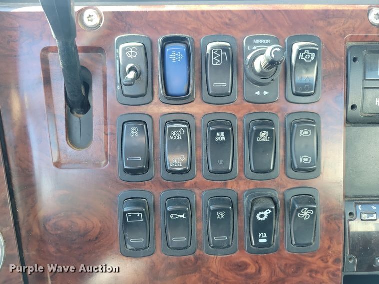 image for item NB9835 2016 Mack CXU613 semi truck