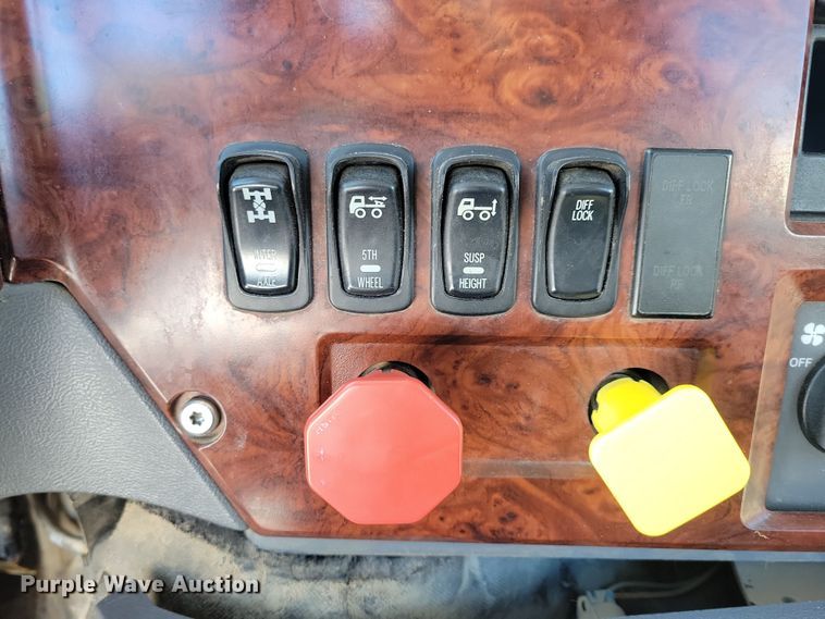 image for item NB9835 2016 Mack CXU613 semi truck