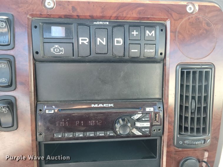 image for item NB9835 2016 Mack CXU613 semi truck