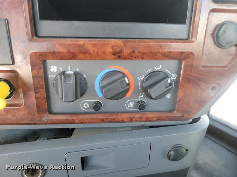 image for item NB9835 2016 Mack CXU613 semi truck