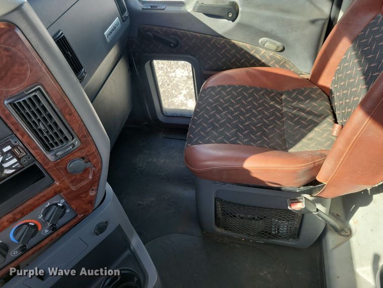 image for item NB9835 2016 Mack CXU613 semi truck