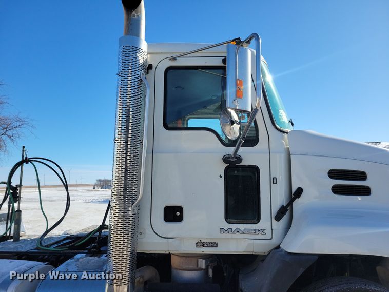 image for item NB9835 2016 Mack CXU613 semi truck