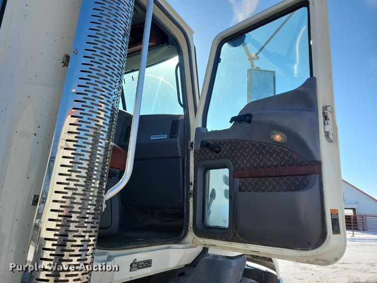 image for item NB9835 2016 Mack CXU613 semi truck