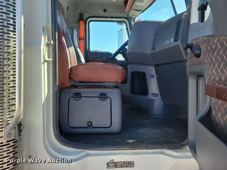 image for item NB9835 2016 Mack CXU613 semi truck