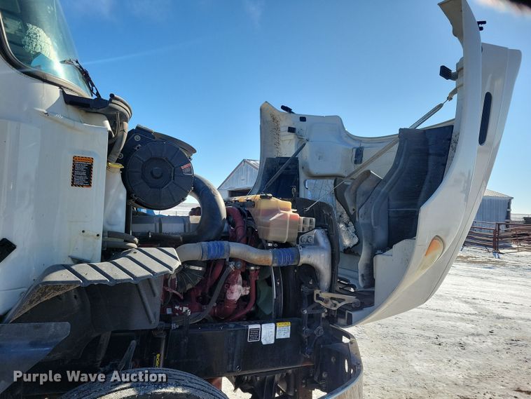 image for item NB9835 2016 Mack CXU613 semi truck