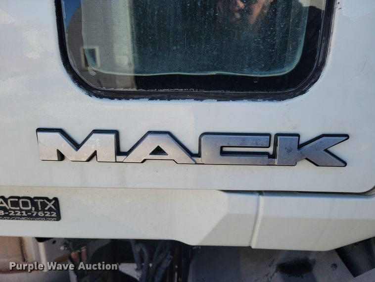 image for item NB9835 2016 Mack CXU613 semi truck