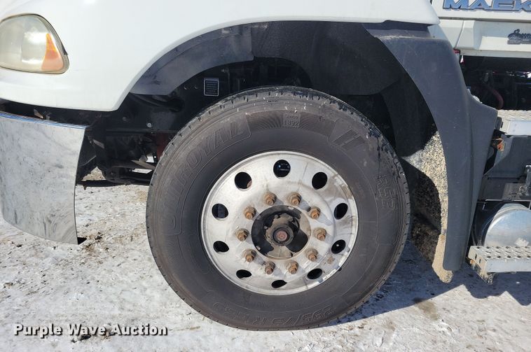 image for item NB9835 2016 Mack CXU613 semi truck