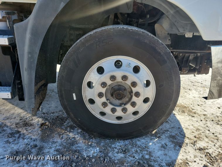 image for item NB9835 2016 Mack CXU613 semi truck