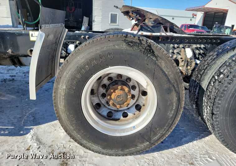 image for item NB9835 2016 Mack CXU613 semi truck